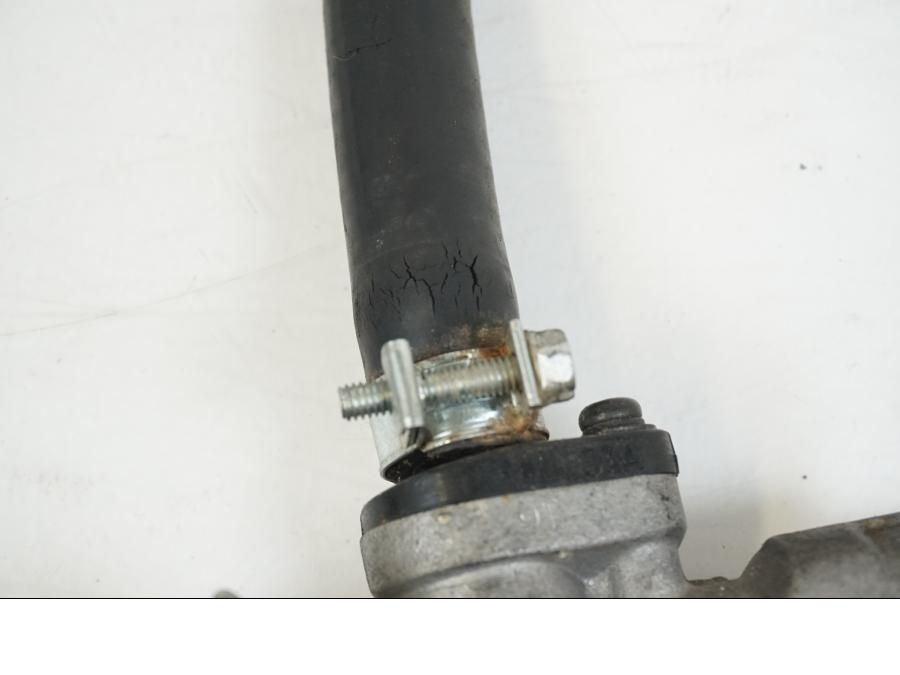 Snett uppifrån på Bromshuvudcylinder från en Suzuki GSX 600 F -1998 motorcykel.