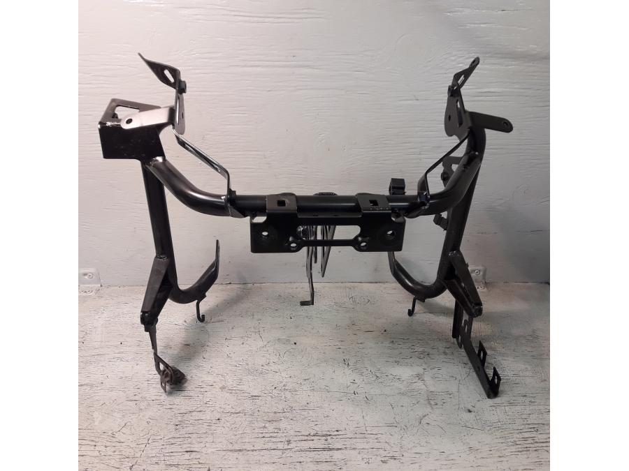 Framsidan på Strålkastarfäste från en Honda ADV 750 -2017 motorcykel.