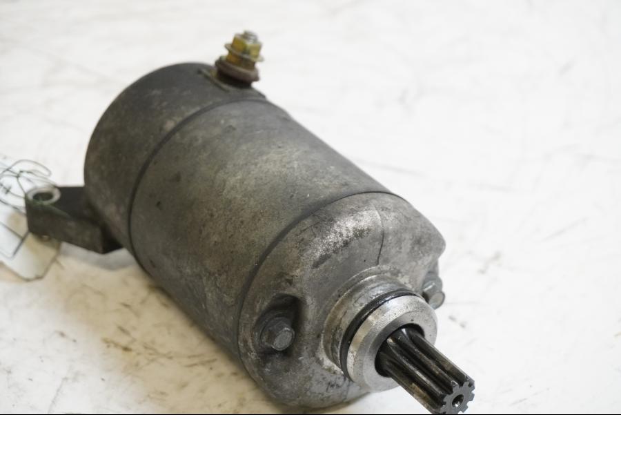 Framsidan på Startmotor från en Yamaha XVS 650 -1999 motorcykel.