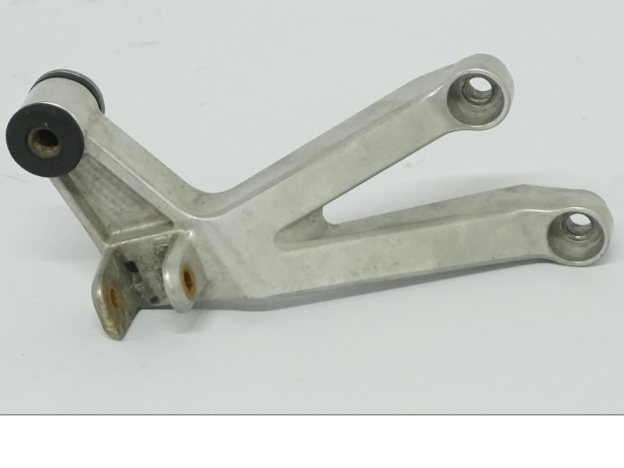 Framsidan på Fotpinnefäste från en Honda CBR 900 RR -2002 motorcykel.