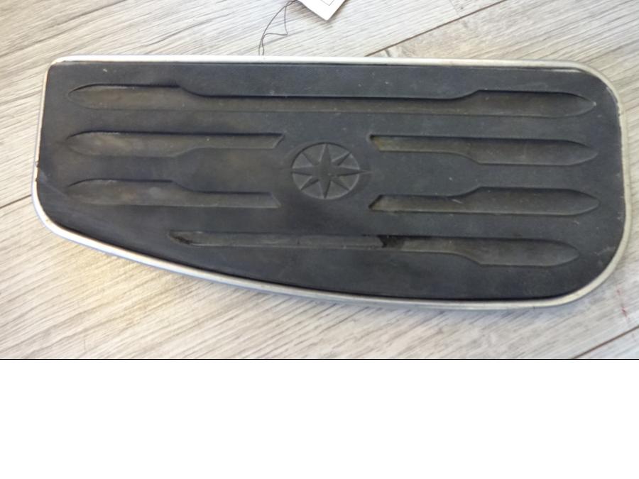Framsidan på Fotplatta från en Yamaha XVS 1100 -2006 motorcykel.