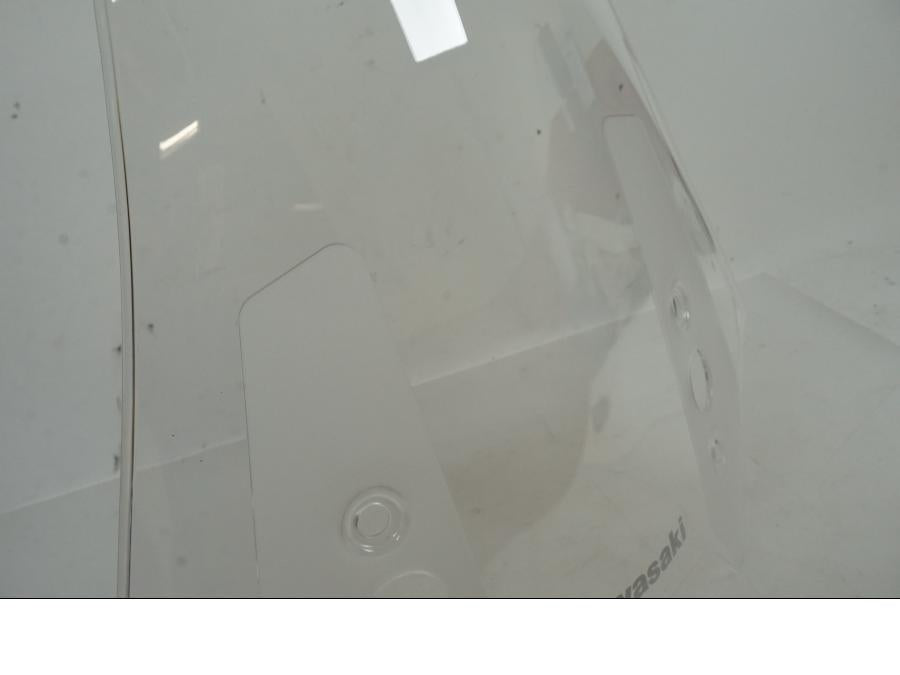 Snett uppifrån på Vindruta från en Kawasaki Versys 1000 -2022 motorcykel.