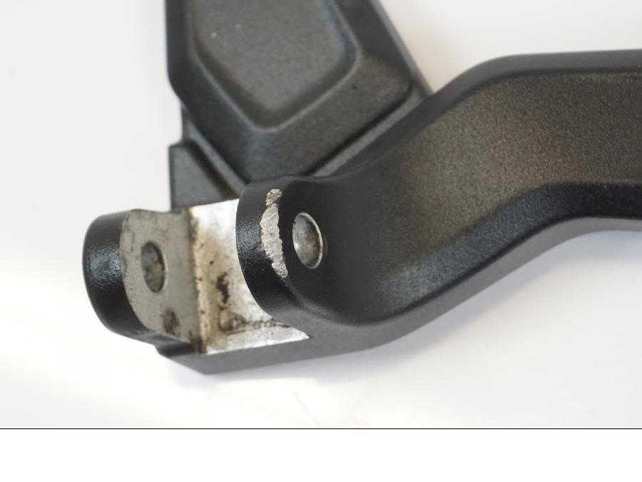 Baksidan på Fotpinnefäste från en Triumph Trident -2021 motorcykel.