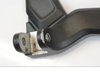 Baksidan på Fotpinnefäste från en Triumph Trident -2021 motorcykel.