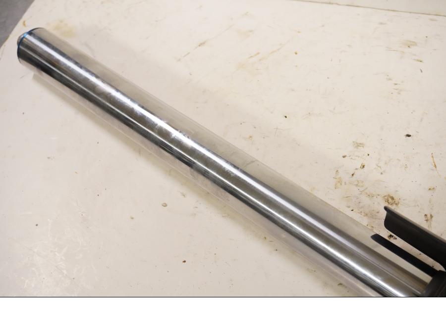 Vänster sida på Gaffelben från en Kawasaki ZR-X 1200 S -2001 motorcykel.