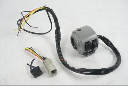 Framsidan på Styrelreglage från en H-D Softail FXCW Rocker -2008 motorcykel.