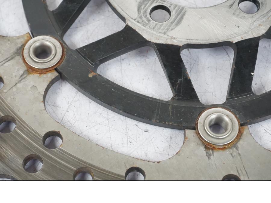 Snett uppifrån på Bromsskiva från en Kawasaki ZX-12R -2000 motorcykel.