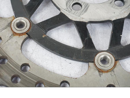 Snett uppifrån på Bromsskiva från en Kawasaki ZX-12R -2000 motorcykel.