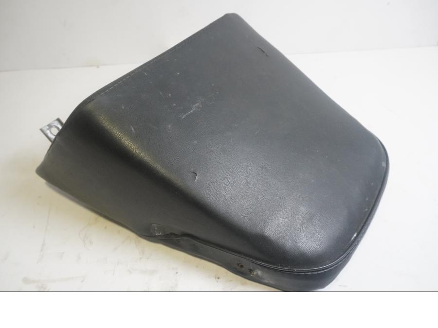 Höger sida på Sadel från en Kawasaki GPZ 600 R -1985 motorcykel.