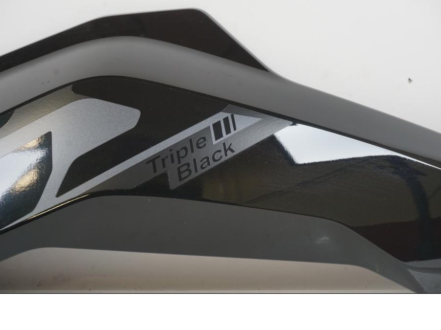 Höger sida på Bensintankskåpa från en BMW R 1300 GS -2024 motorcykel.