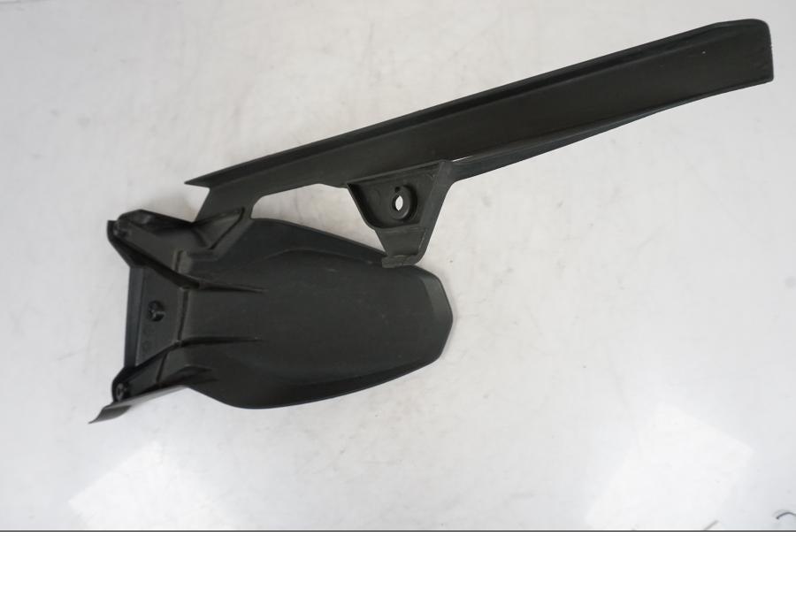 Snett nerifrån på Svingskärm från en KTM 1290 Super Duke R -2021 motorcykel.