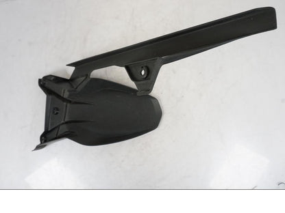 Snett nerifrån på Svingskärm från en KTM 1290 Super Duke R -2021 motorcykel.