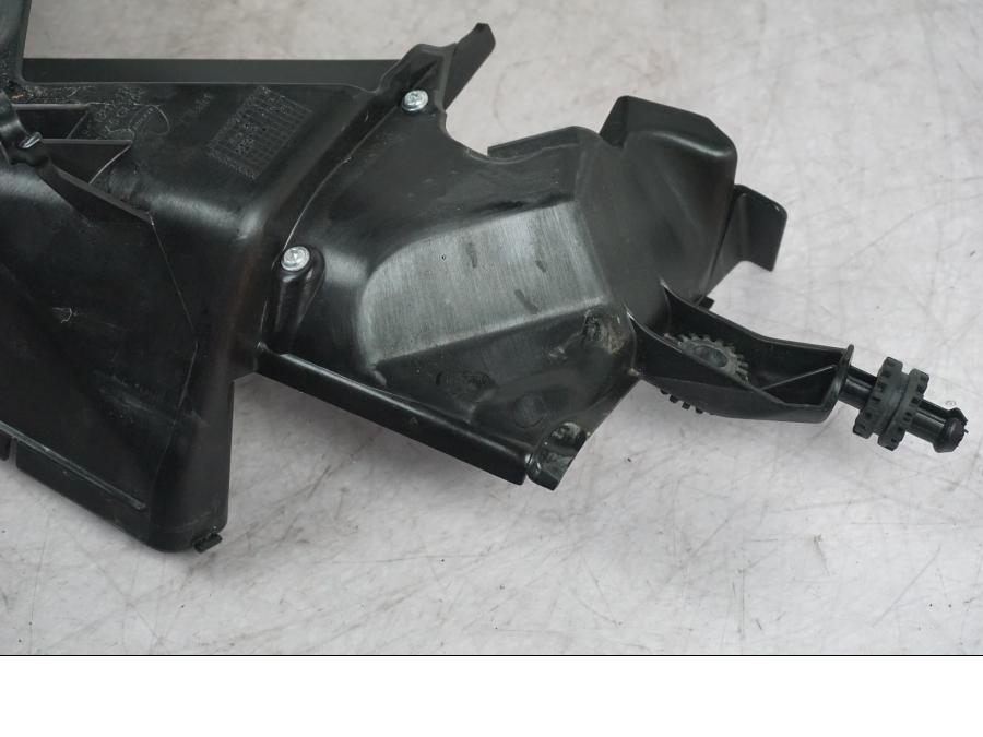 Snett nerifrån på Luftintagskåpa från en Ducati Multistrada V4 -2024 motorcykel.