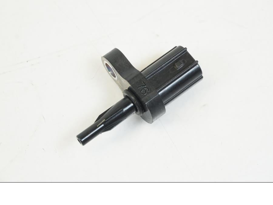 Baksidan på Luftburksensor från en Triumph Speed Triple -2021 motorcykel.