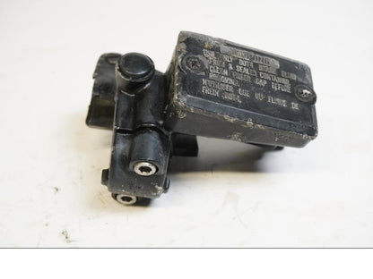 Baksidan på Kopplingshuvudcylinder från en Kawasaki GPX 750 R -1987 motorcykel.