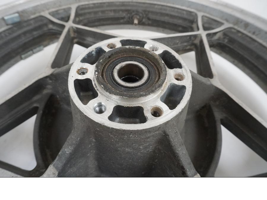 Snett nerifrån på Fälg från en Suzuki GS 1000 -1978 motorcykel.