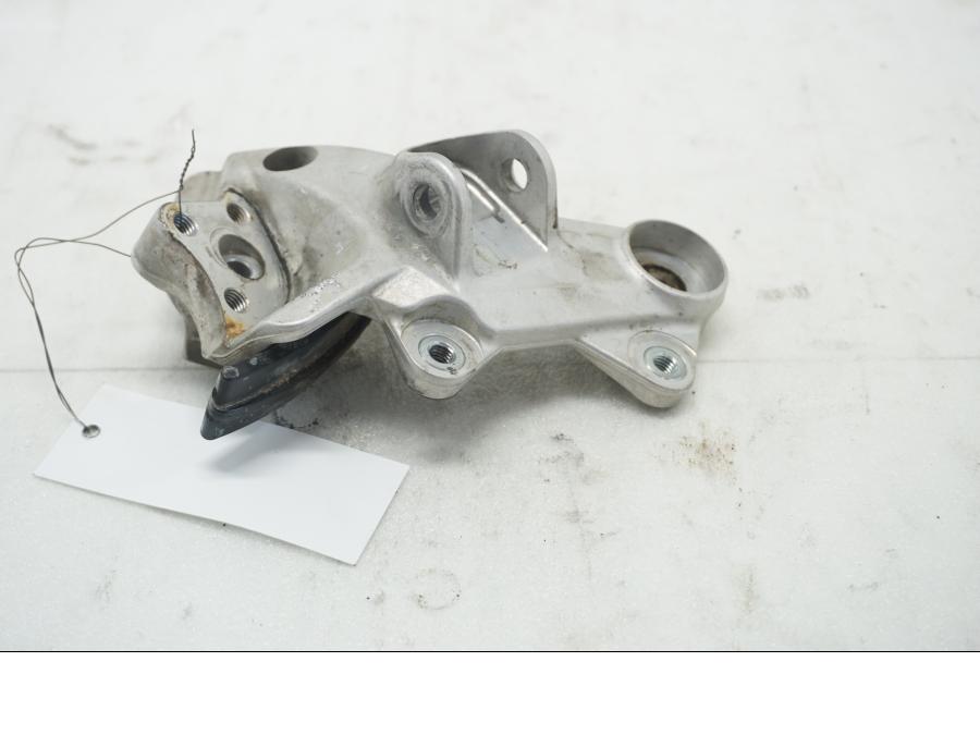 Baksidan på Fotpinnefäste från en KTM 690 SMCR -2016 motorcykel.