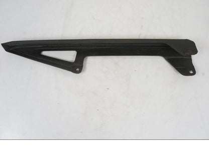 Vänster sida på Kedjeskydd från en Honda CBR 125 R -2006 motorcykel.