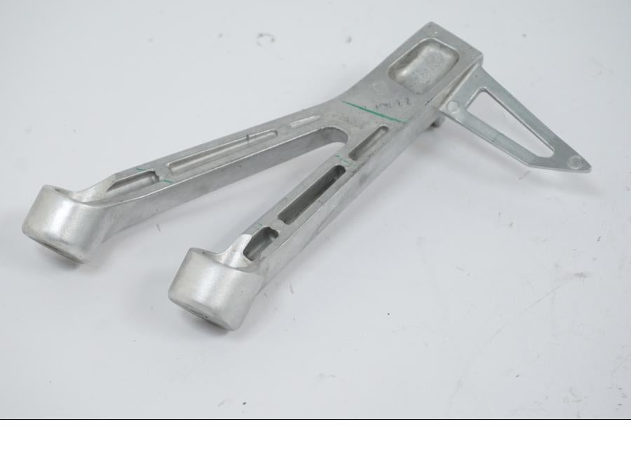 Snett nerifrån på Fotpinnefäste från en Honda CB 650 R -2019 motorcykel.