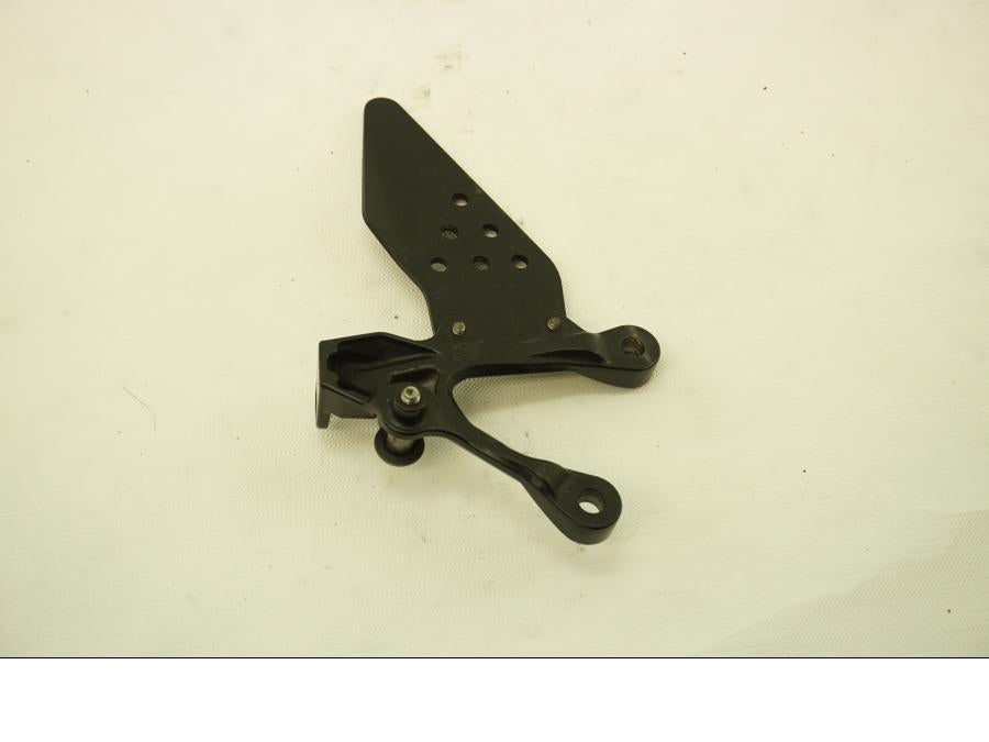 Baksidan på Fotpinnefäste från en Kawasaki ZX-6R -2008 motorcykel.