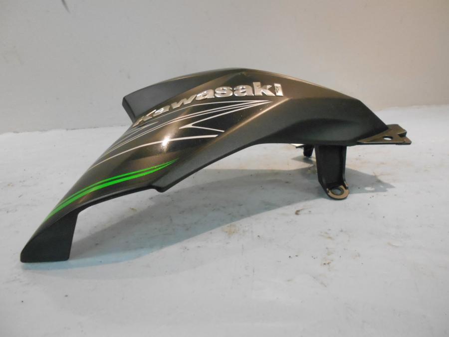 Höger sida på Sidkåpa från en Kawasaki Z 800 -2012 motorcykel.