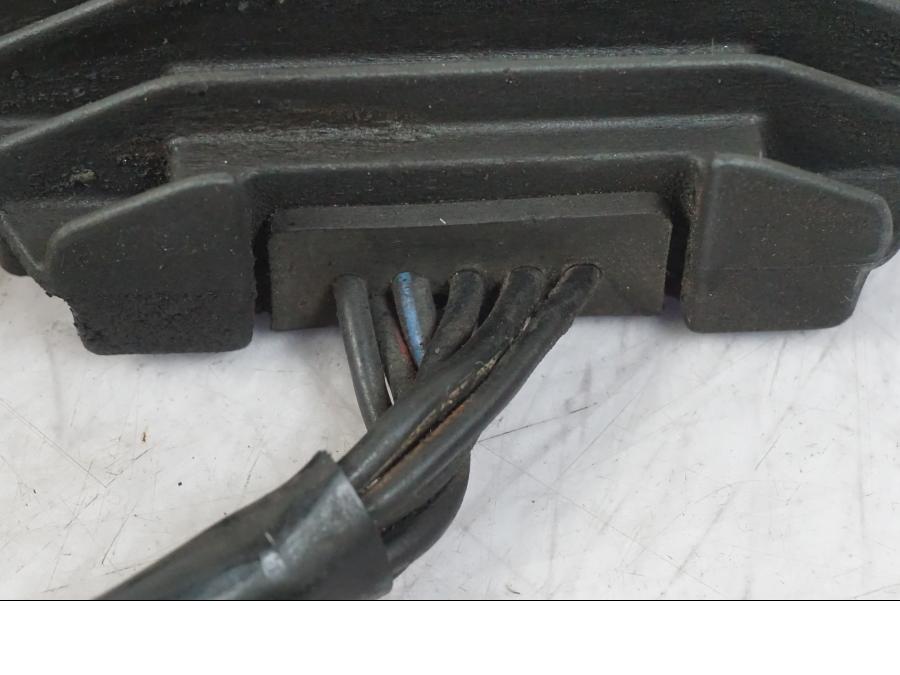 Vänster sida på Likriktare från en Kawasaki ZX-6R -2006 motorcykel.