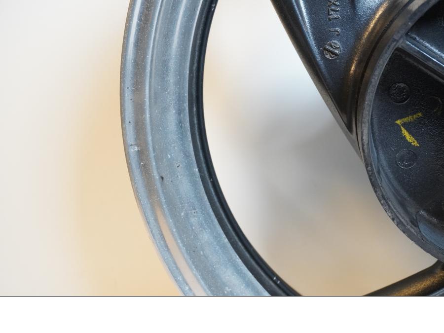 Snett uppifrån på Fälg från en Yamaha TDM 850 -1996 motorcykel.