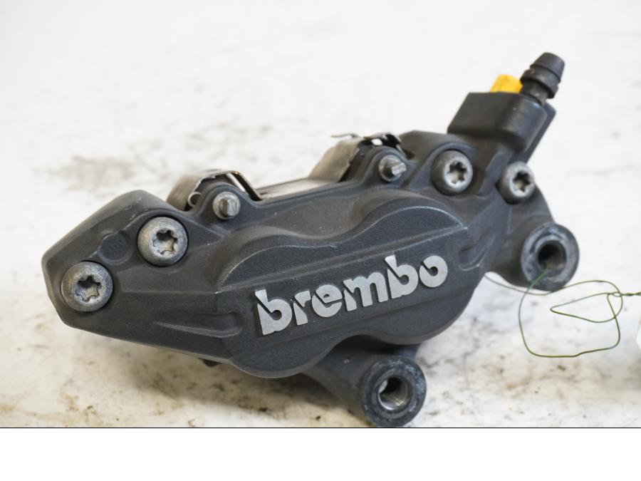 Framsidan på Bromsok från en BMW F 800 R -2011 motorcykel.