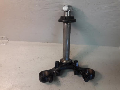 Baksidan på Gaffelkrona från en Honda CBR 125 R -2008 motorcykel.