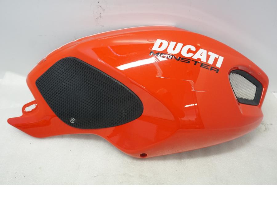 Framsidan på Bensintankskåpa från en Ducati Monster 796 -2013 motorcykel.