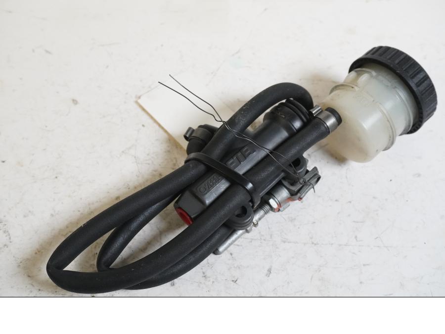 Baksidan på Bromshuvudcylinder från en BMW K 1200 LT -2004 motorcykel.