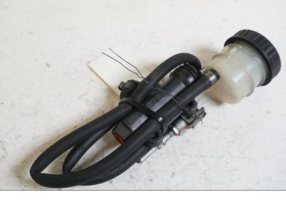 Baksidan på Bromshuvudcylinder från en BMW K 1200 LT -2004 motorcykel.