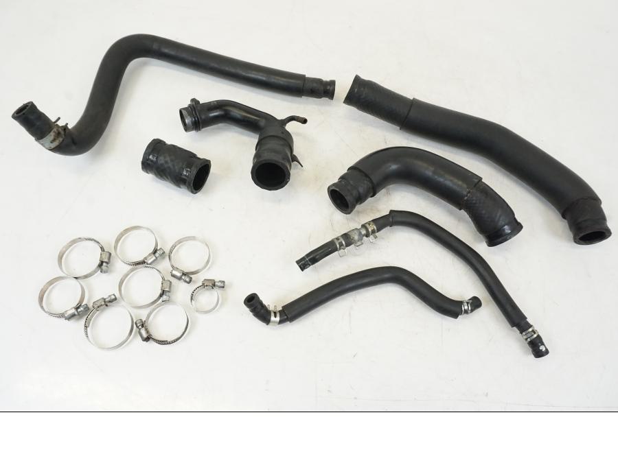 Framsidan på Vattenkyl Slang Set från en Yamaha YZF 1000 R1 -2009 motorcykel.