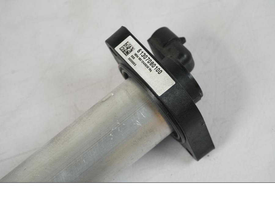 Snett uppifrån på Bensintankgivare från en KTM 1290 Super Duke R -2018 motorcykel.