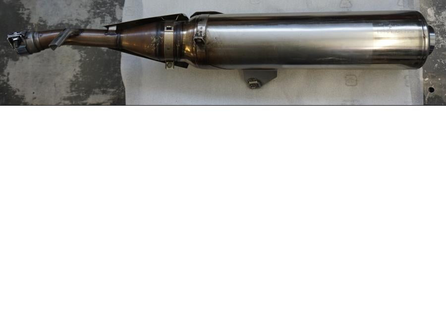 Vänster sida på Ljuddämpare från en Yamaha TDM 900 -2009 motorcykel.