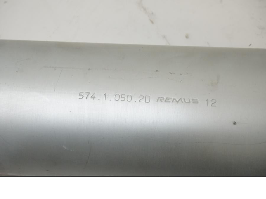 Snett nerifrån på Ljuddämpare från en Ducati Monster 620 -2003 motorcykel.