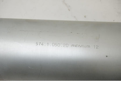 Snett nerifrån på Ljuddämpare från en Ducati Monster 620 -2003 motorcykel.