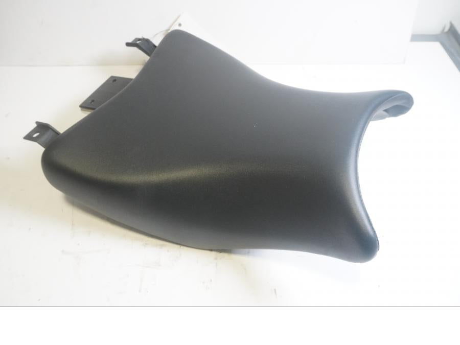 Framsidan på Sadel från en Suzuki GSF 650 -2011 motorcykel.