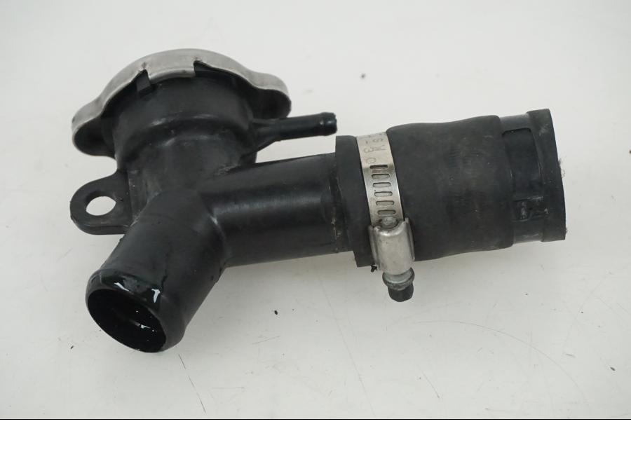 Baksidan på Vattentermostathus från en Honda CBR 1000 -2005 motorcykel.