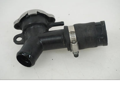 Baksidan på Vattentermostathus från en Honda CBR 1000 -2005 motorcykel.