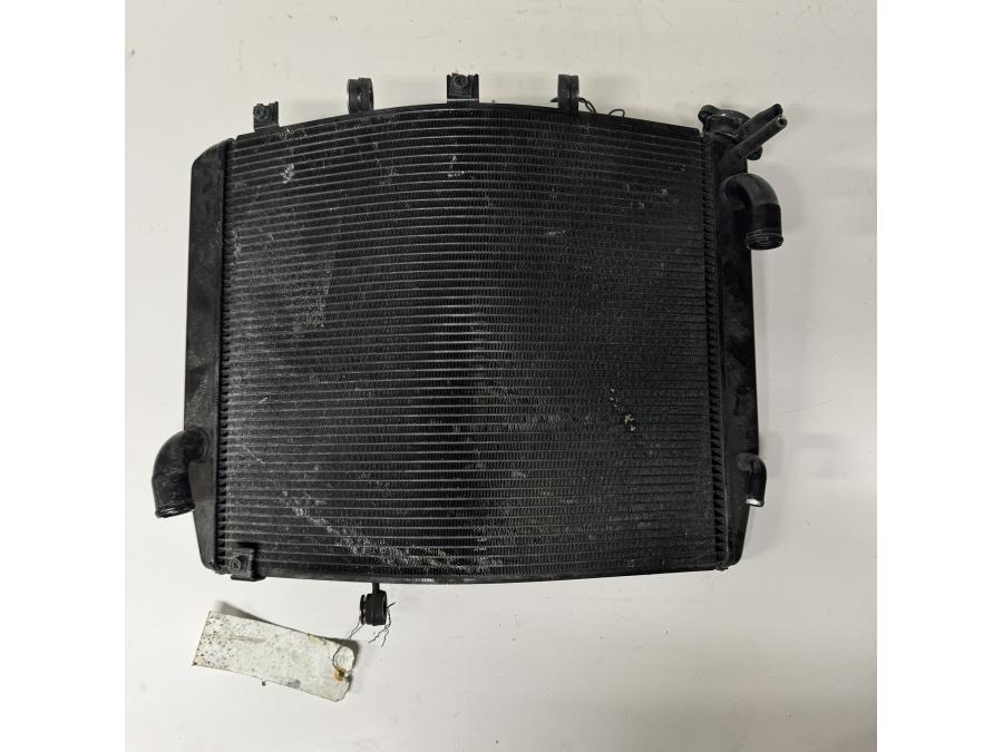 Baksidan på Vattenkyl från en Kawasaki ZZ-R 1400 -2010 motorcykel.