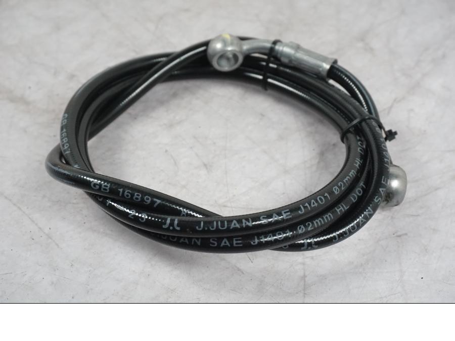 Snett uppifrån på Kopplingsledning från en Ducati Multistrada V4 -2024 motorcykel.