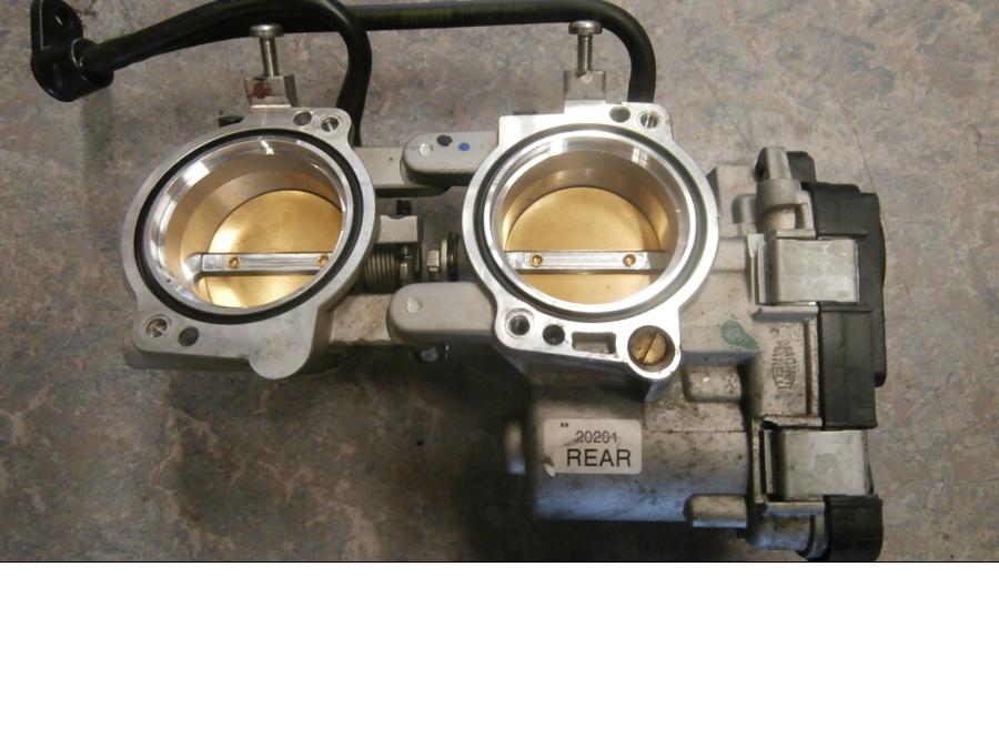 Baksidan på Spjällhus från en Aprilia RSV 1000 -2010 motorcykel.