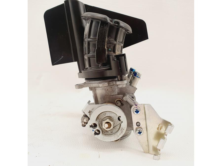 Höger sida på Spjällhus från en Honda CB 500 F -2013 motorcykel.