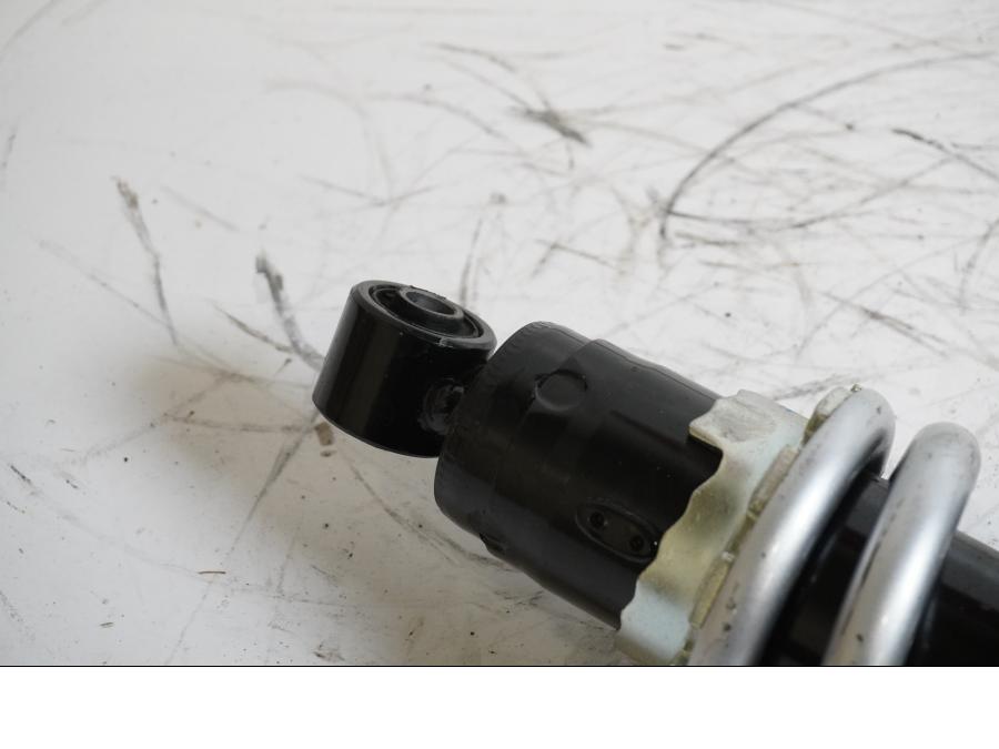 Vänster sida på Stötdämpare från en Yamaha MT-07 Tracer -2016 motorcykel.