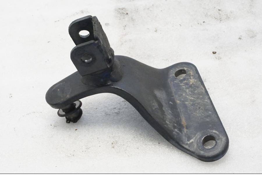 Baksidan på Fotpinnefäste från en Yamaha XVS 650 -1999 motorcykel.