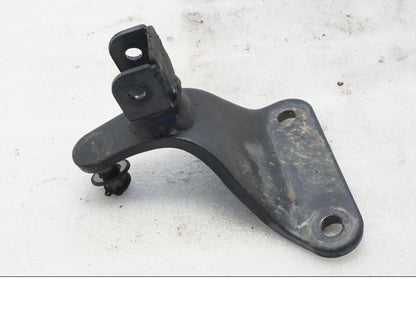 Baksidan på Fotpinnefäste från en Yamaha XVS 650 -1999 motorcykel.