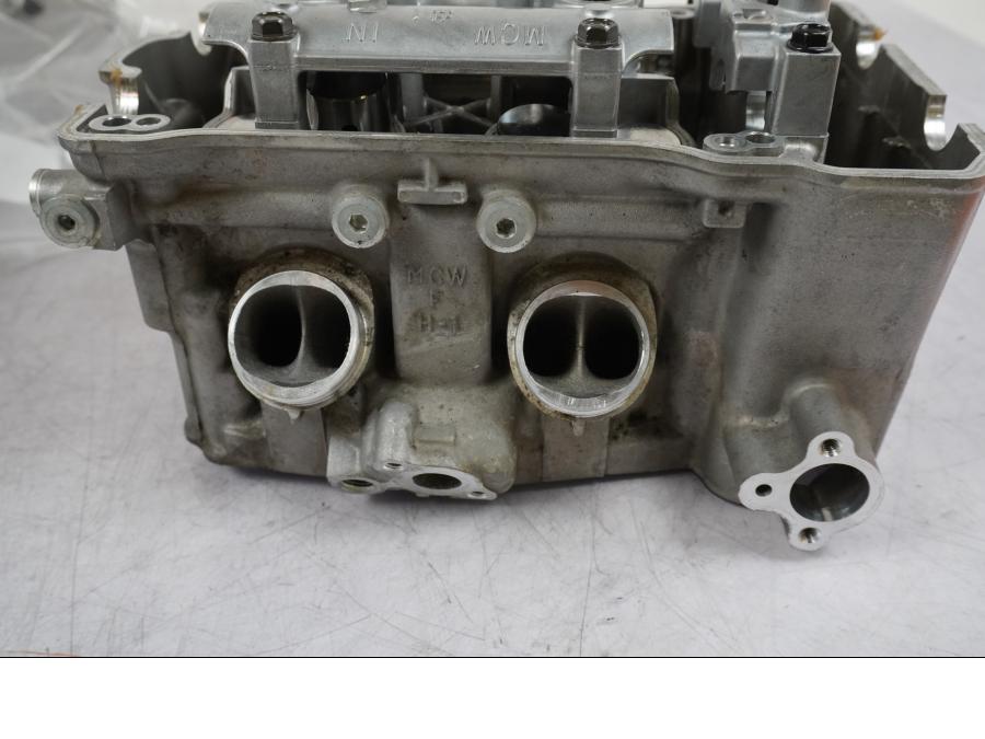 Snett nerifrån på Topplock från en Honda VFR 800 -2005 motorcykel.