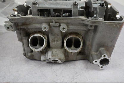 Snett nerifrån på Topplock från en Honda VFR 800 -2005 motorcykel.