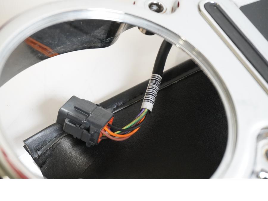 Snett uppifrån på Instrumentkonsoll från en H-D Dyna Wide Glide FXDWG -2010 motorcykel.